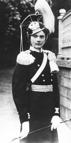 Т.Н.Романова в мундирном платье 8-го Вознесенского уланского полка.jpg